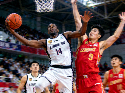 CBA总决赛精彩瞬间 - 辽宁队与广东队球员对抗